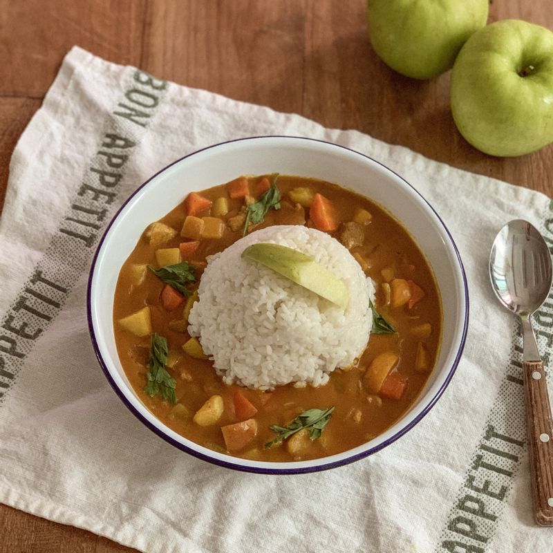 사과 카레라이스 카레를 만들때 사과를 갈아넣거나 사과를 깍둑 썰어 넣으면 더 부드러운 카레를 맛볼 수 있습니다  #사과카레라이스 #사과 #카레라이스 #카레