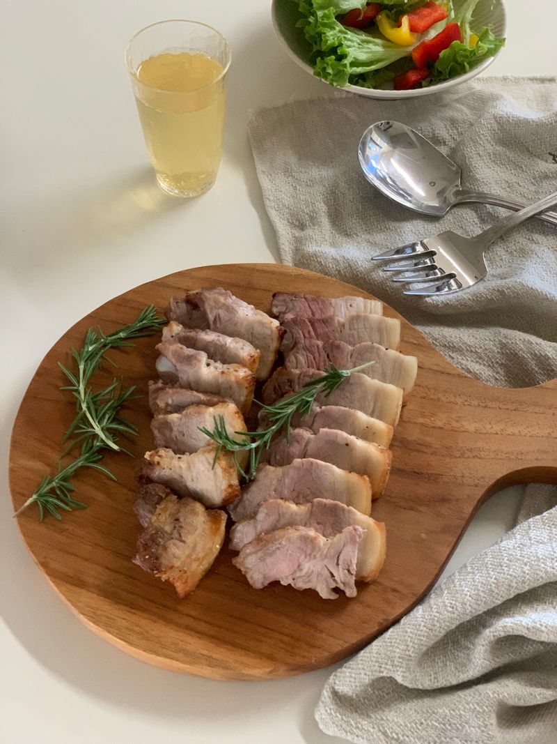 통삼겹 구이 에어프라이어 통삼겹 구이 기름쪽 빠져서 더 맛있어요 #통삼겹구이 #삼겹살 #에어프라이어요리