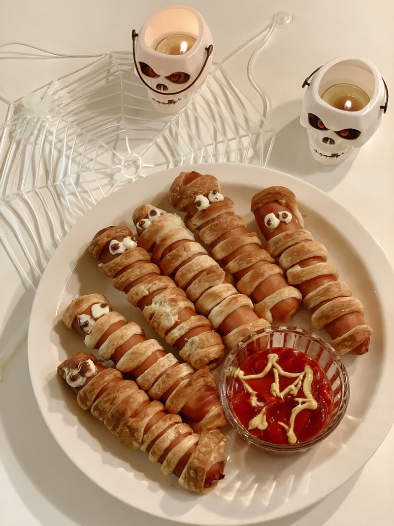 할로윈소세지빵 할로윈이라 미라소세지 빵 만들어 봤어요 빵반죽해서 해도 되지만 시간도 걸리고 번거로워서 크라와상 생지 풀어서 감았더니 식감도 더 좋고 파는거보다 맛있어요 #소세지빵 #할로윈메뉴 #할로윈요리 #간식 #할로윈빵