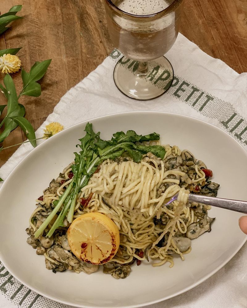 집에서 뽑은 파스타면으로 생면 굴파스타 페퍼를 넉넉하게 넣었더니 칼칼하고 맛있어요   #굴파스타 #생면파스타 #홈메이드파스타 #굴 #홈테이블 #온데테이블 #온마이테이블