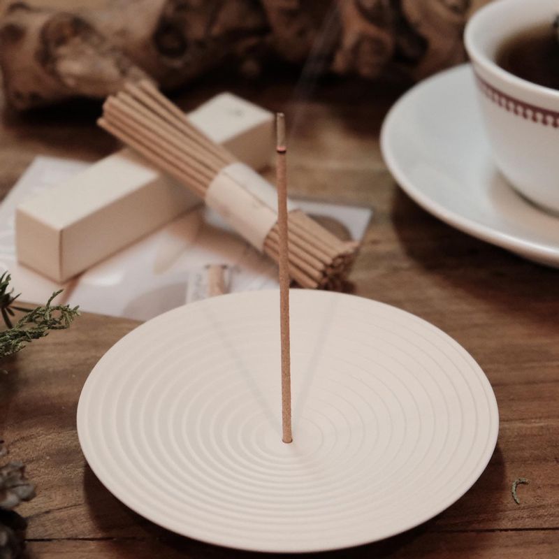 글로썸 홀리스모크 팔로산토 네추럴 인센스스틱 과 함께 티타임 천연 우디향 장작타는 향이 나는거 같기도 하고  고요한 이시간이 힐링이다   #인센스홀더 #팔로산토 #글로썸 #힐링타임 #인센스스틱 #팔로산토스틱 #팔로판토스머지스틱