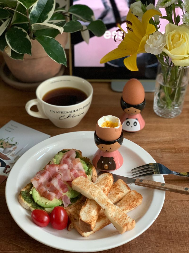 바질페스토 아토카도 오픈샌드위치 와 삶은계란 커피한잔 최고의 아침   #바질페스토샌드위치 #오픈샌드위치 #샌드위치 #모닝밀 #온더테이블 #온마이테이블