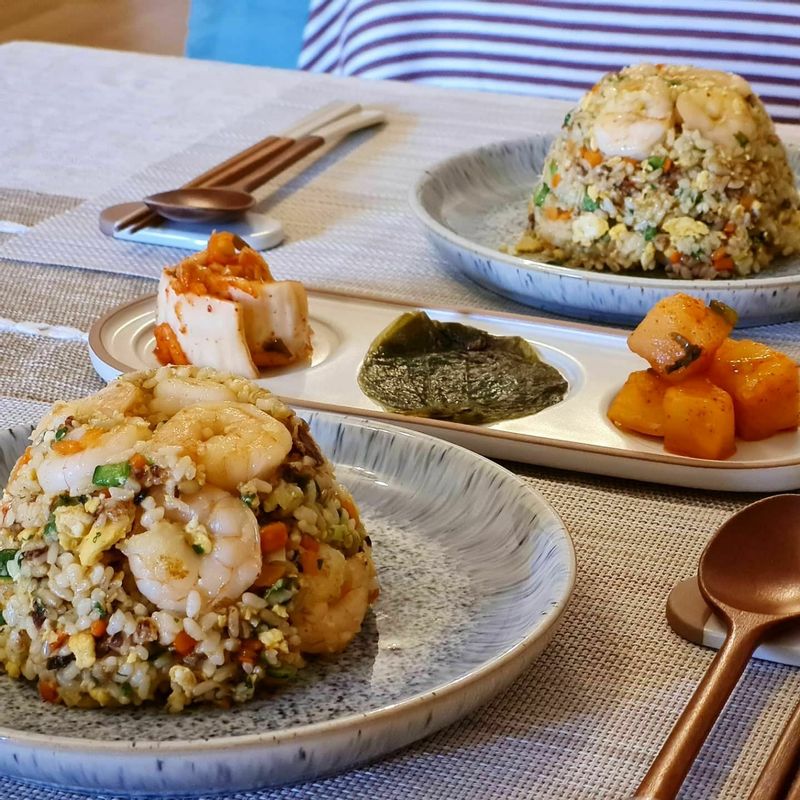 볶음밥을 참 좋아하는 우리 부부 - 고슬고슬 잘 볶아내는 건 저보다 남편이 출중하여 볶음밥은 늘 남편이 담당하고 있어요 :) 달걀 볶음밥에 새우만 추가해 주어 새우볶음밥으로 업그레이드 쨘! #새우 #신혼밥상 #한식 #집밥 #한그릇요리 #볶음밥요리 #새우볶음밥