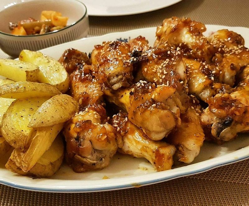 단짠의 적절한 조화가 매력인  닭봉오븐구이 입니다 :)   사이드메뉴로는 웨지감자를 선택!   두 음식 모두 집에서 만들어 먹으면  조금 더 건강하게, 저렴하게,  그리고 많-이 먹을 수 있답니다 헿헿 ❤  #홈파티 #술안주 #닭봉오븐구이 #닭요리 #오븐요리 #신혼밥상 #집밥 #감자