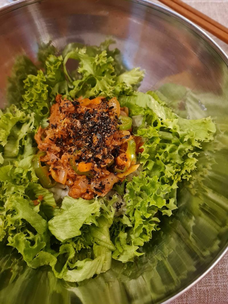 스뎅볼(ㅋㅋㅋ)에다가 휙휙 담아 한그릇 딱 때리고 출근 - !! 저는 프리랜서라 출근시간이 늘 늦답니다😆 배 든든히 채우고 열일하고 돌아왔다죠 :) #혼밥 #고추참치비빔밥 #한그릇요리 #집밥 #신혼밥상