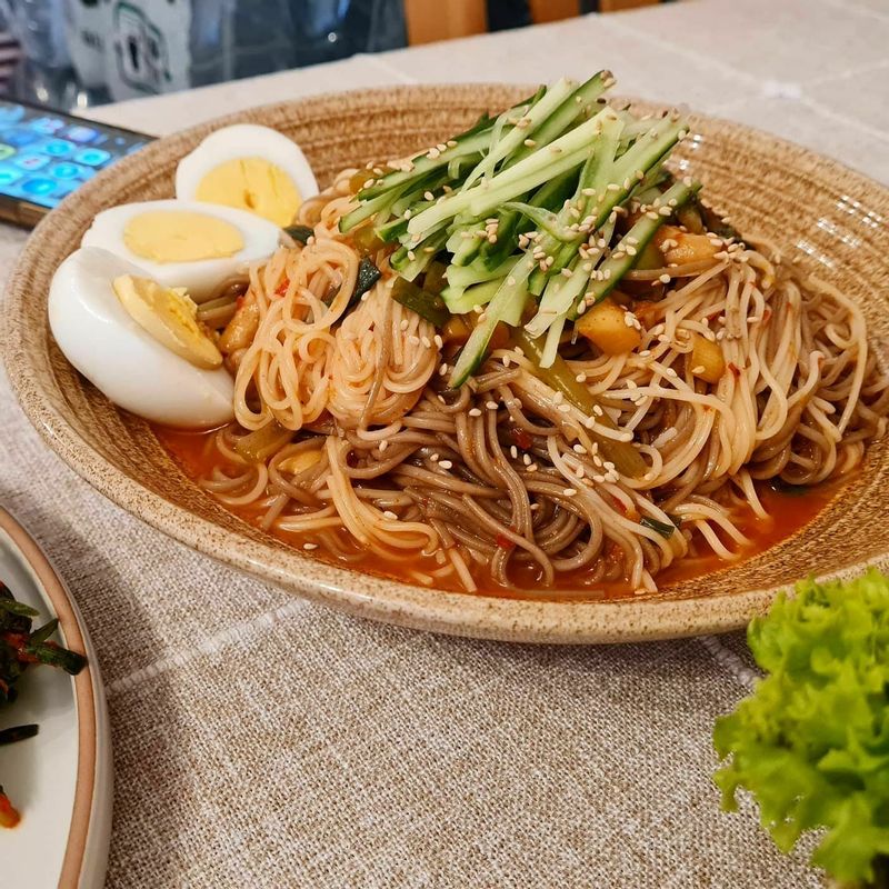김치비빔국수 레시피에 김치만 열무김치로 바꿨다죠 ㅎㅎㅎ 면은 메밀면과 소면을 섞어봤어요!