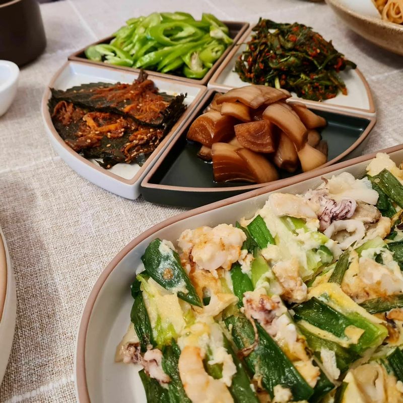 부추김치, 양파장아찌, 깻잎김치를 곁들일 반찬으로 냈구요 -