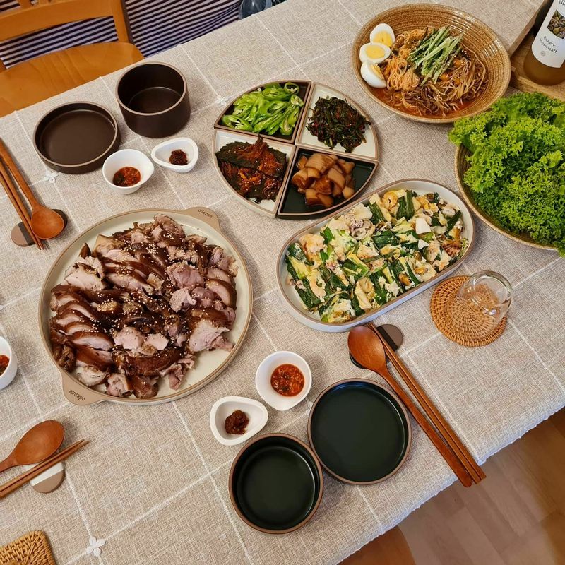 족발, 김치비빔국수, 해물파전 만들어 한상차려 친구를 초대하고 남편과 셋이 행복한 식사를 했어요🥰 집에서 만들어먹는 족발~ 도전해보세요 ! :) #홈파티 #집들이음식 #신혼밥상 #집밥 #김치비빔국수 #해물파전 #족발