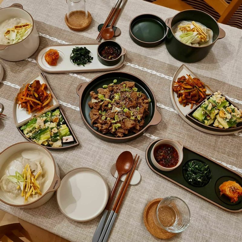 후배를 초대하여 함께했던 날 :)   저희 부부가 빚은 손만두로 만둣국을 끓였고,  바싹불고기, 골뱅이무침, 해물파전을 함께 냈어요!   젊고 건장한(?) 후배라 그런지  어찌나 싹싹 비워주고 갔는지 몰라요😊  손님 초대하고 가장 뿌듯할 때가 아닐까 싶네요!   #홈파티 #집밥 #신혼밥상 #집들이음식 #골뱅이무침 #바싹불고기 #해물파전 #떡만두국