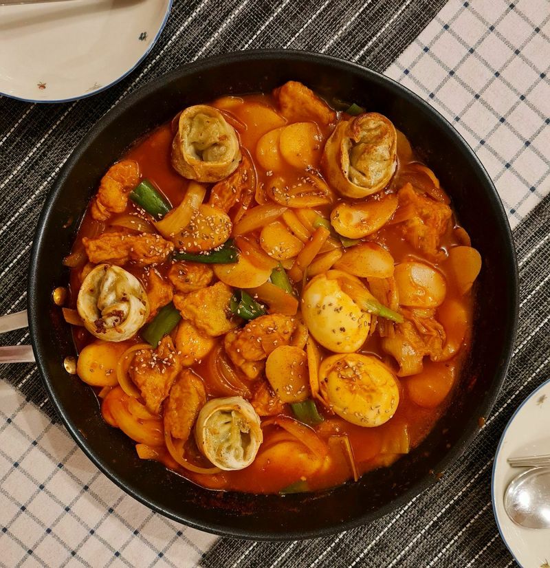 한국인의 쏘울푸드 떡!볶!이! 저도 너무너무 좋아하는데요 :) 떡국떡으로 만들면 국물이 더 쏘-옥~ 삶은 계란, 어묵은 필수요!!!!! 군만두는 뽀너스로 올려봤답니다 🥰 #떡볶이 #분식 #신혼밥상 #집밥