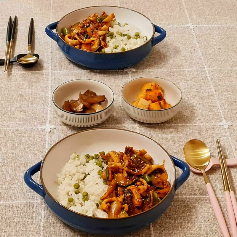 달큰하니 참 맛있는 오징어 볶음 :)  오늘은 완두콩밥과 함께 덮밥으로 차려봤어요!  저희집은 요즘 한그릇요리 풍년입니다ㅋㅋ🤭  #신혼밥상 #집밥 #한그릇요리 #오징어덮밥 #오징어볶음