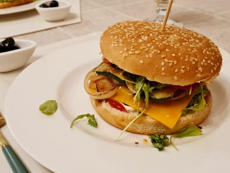 이번주에는 두번이나 햄버거를 만들어 먹었어요 :) 주초엔 시판용 소고기패티를 넣은 치즈버거, 주말엔 수제 새우패티를 넣은 새우버거! 치즈버거는 그동안도 종종 만들어 먹었었지만 새우버거는 이번이 처음이었는데 정말 너무 맛있더라고요? 🥰 고~오급진 롯데리* 새우버거 느낌이었답니다 ㅋ.ㅋ 남편도 저도 둘다 새우버거를 참 좋아해서 아주 만족도가 높은 식사였습니다 핳핳 #홈스토랑 #수제햄버거 #치즈버거 #새우버거 #신혼밥상 #집밥 #홈브런치