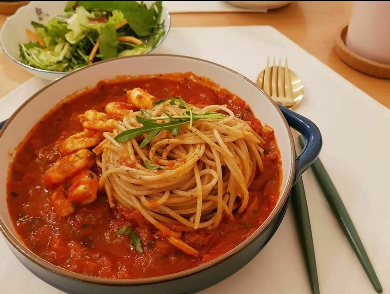 파스타를 조금 더 건강하게 먹기 위해 통밀면으로 만든 토마토새우파스타 입니다❤ 정말 너무 맛있새우?🦐 ㅋㅋㅋ 면을 사랑하는 부부이다보니 건강을 위해 적당히 먹으려고 무지 노력하고 있어요. #홈스토랑 #파스타 #토마토새우파스타 #신혼밥상 #집밥