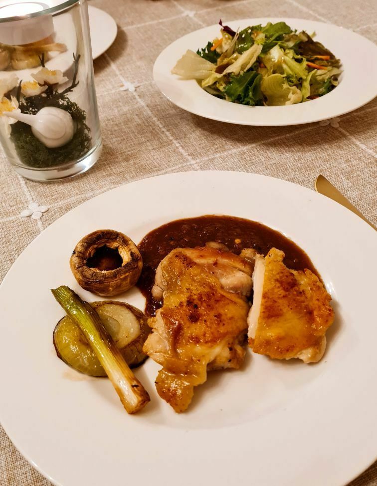 마법에 걸린 날!   컨디션 난조로 오후 내내  침대에 누워만 있어야했던  저를 위해 남편이 차려준 저녁 - 💖  맛있는 치킨스테이크를 만들어줬어요.  믹스채소 샐러드 한접시랑 같이 먹으니  영양도 좋고 끝까지 맛있게 잘 먹을 수 있었답니다.    #홈스토랑 #치킨스테이크 #닭고기요리 #신혼밥상 #집밥