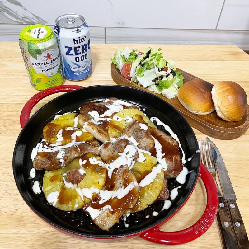 집에서 간단하게 만들 수 있는 목살 스테이크에요 :)  돼지목살과 파인애플, 좋아하는 소스만 있다면 뚝딱 완성할 수 있어요!  목살과 파인애플을 구워준 뒤 소스를 뿌리면 되는 아주 간단하고 맛있는 목살스테이크에요.  그릴프레스가 있다면 예쁜 그릴 자국도 만들 수 있을텐데 저한텐 없어서 조금은 아쉽지만 맛은 너무 좋아요!  저는 스테이크소스와 홀스래디쉬 소스를 이용했습니다 :)  #목살스테이크 #연말음식 #연말파티 #초간단요리 #스타우브 #스타우브퓨어그릴 #홈파티 #와인안주
