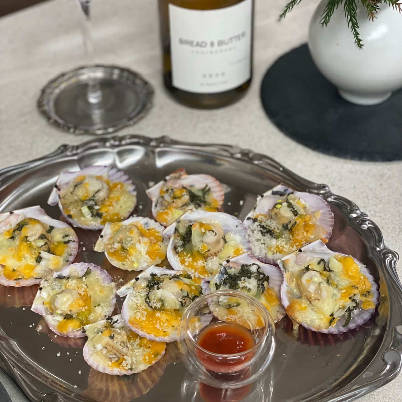 가리비 삶고 양파랑 깻잎 다진거랑 치즈 올려서  오븐 굽굽 맛있는 안주🥂  감자전은 채칼로 썰어서 전분 빼고 찹쌀가루 넣어서 감자전 만들고 위에 치즈 가득 올려서 먹었더니..쫄깃 그 잡채   #감자전 #가리비 #와인안주 #저녁메뉴 #홈파티