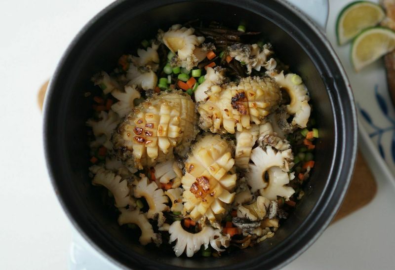 제철맞은 전복으로 영양가 있는 솥밥 만들어 보세요. 다른 찬 없이 밥 한그릇만으로도 훌륭한 한 끼 식사 됩니다. #우리의솥밥식탁 #전복 #솥밥 #전복솥밥