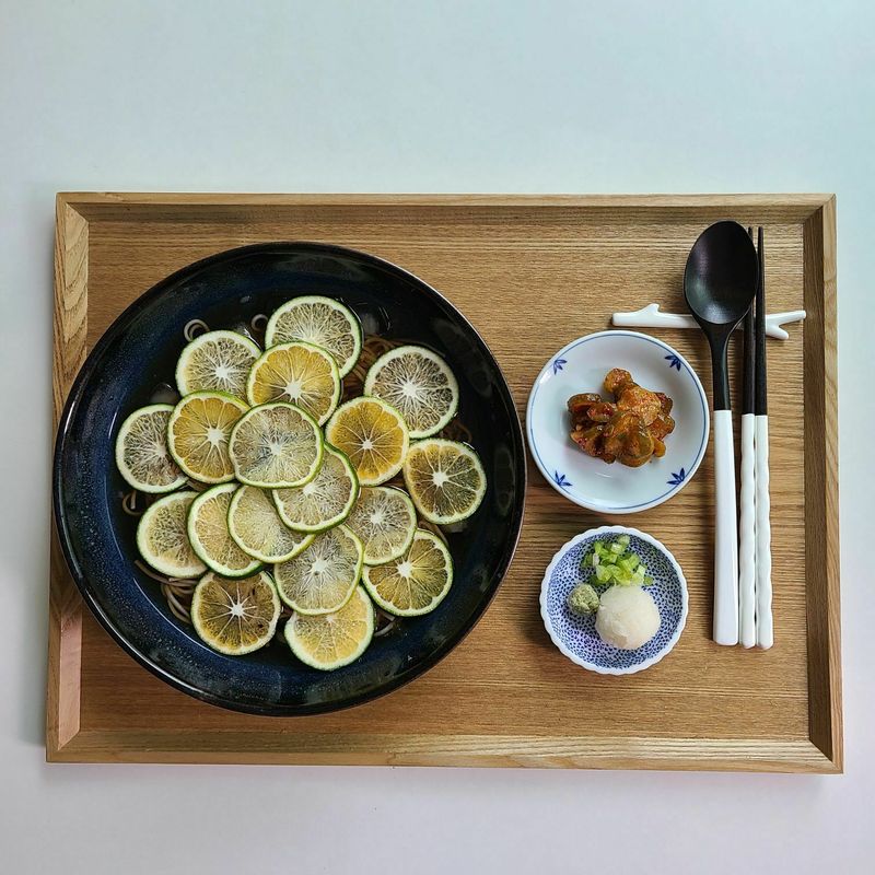 청귤청하고 몇개 남긴 청귤로 청귤소바 해먹었어요. 정말 중독적인 맛입니다. 청귤과 쯔유의 조화가 정말 좋아요. #영귤소바 #청귤소바 #스다치소바 #냉모밀 #여름메뉴