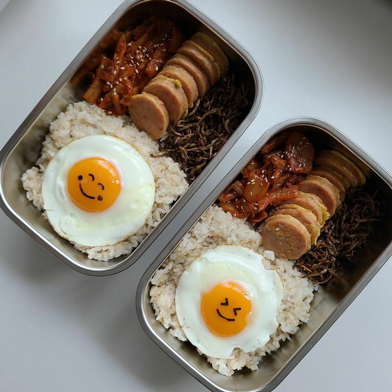 추억의 도시락!! 뚜껑 닫아 쉐키쉐키 흔들어 먹는 재미가 있는 도시락이죠. 김치볶음,멸치볶음,소세지볶음에 계란후라이. 잠시 추억 여행 해 봅니다 #도시락 #옛날도시락 #추억의도시락