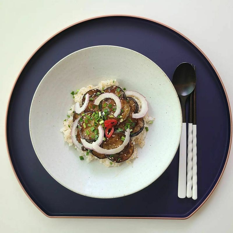 가지를 이용한 별미입니다. 전분 묻힌 가지를 튀기듯 볶아 데리야끼 양념에 조린거라 식감도 정말 훌륭해요. 가지요리로 강추합니다. #한그릇요리 #가지요리 #가지데리야끼덮밥 #가지덮밥