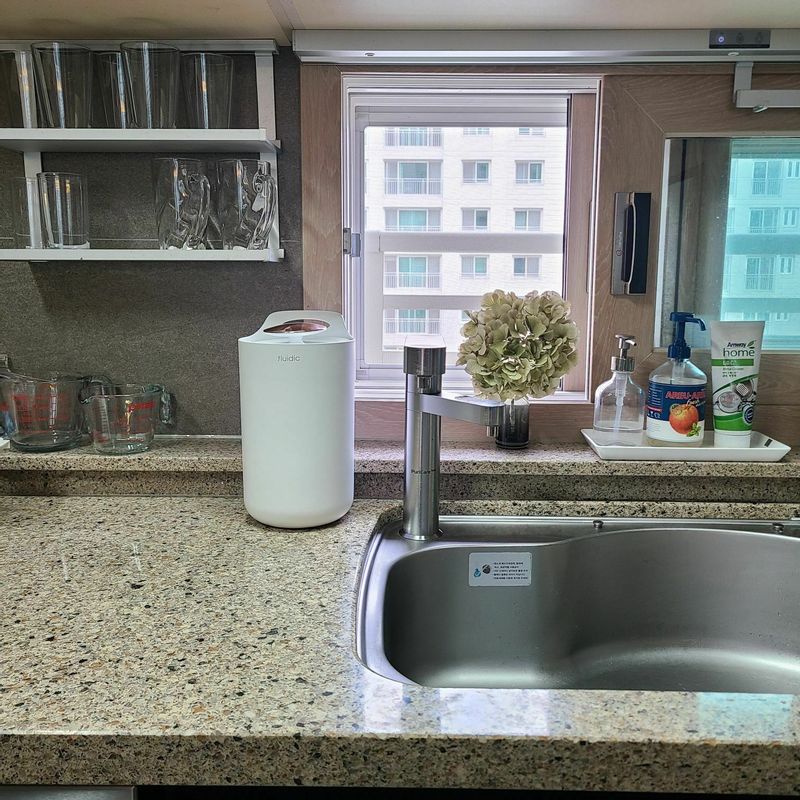 이쁜 저 하얀통은 무얼까요? 음식물쓰레기통입니다. 이젠 자신있게 어디에든 올려둡니다. 진공뚜껑이라 음식부패와 냄새를 많이 늦춰줍니다. 위생적이고 깔끔한 음쓰통이에요^^ #살림템 #음쓰 #플루디진공음식물쓰레기통 #음식물레기통