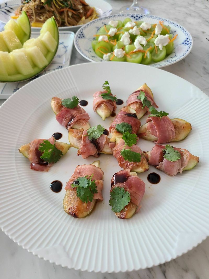 단짠단짠 무화과와 베이컨의 조합이 잘 어울려요. 와인안주 핑거푸드로 훌륭합니다. #무화과베이컨말이구이 #와인안주 #핑거푸드