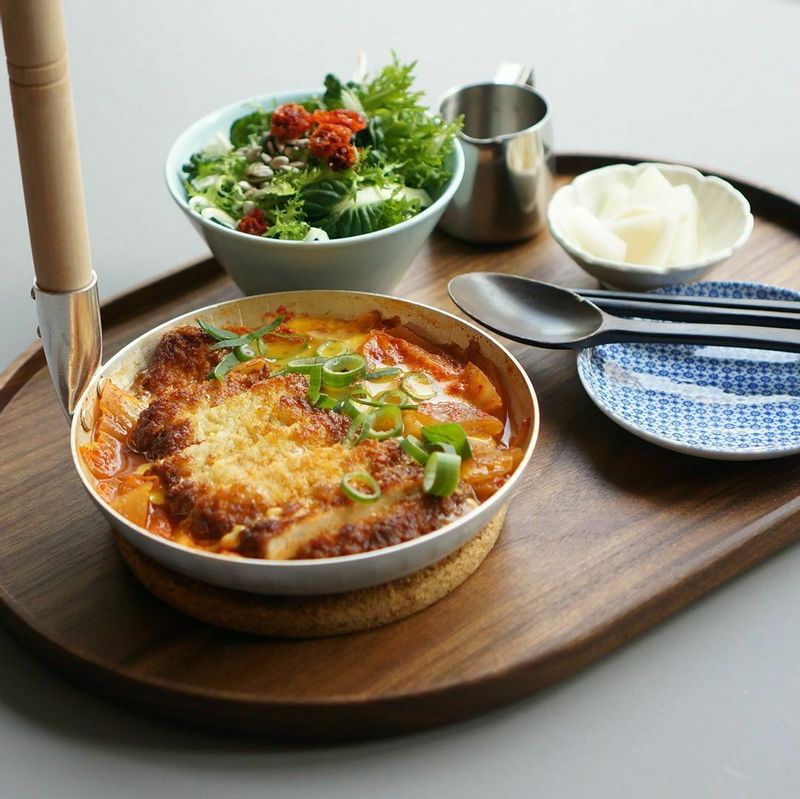 살짝 돈가스가 느끼할때 꼭 해먹는 김치나베입니다. 칼칼함과 고소담백함이 정말 잘 어울려요. 날씨가 점점 추워지면 이 메뉴가 생각나곤 하죠.  #돈까스덮밥 #돈까스 #김치돈가스 #가츠동 #돈가스