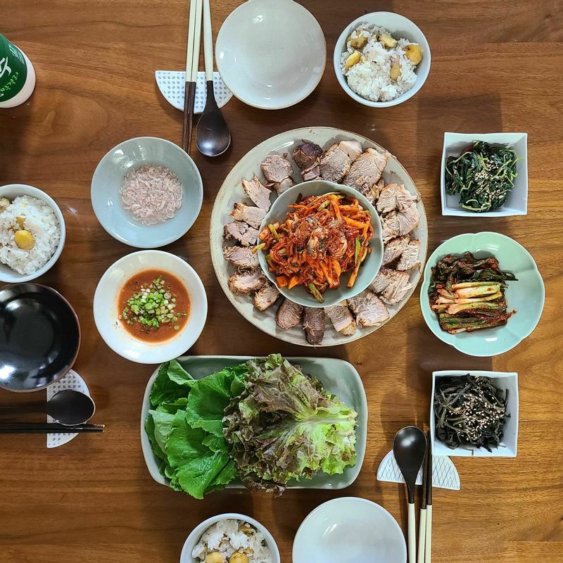 김장철이 다가오고 있죠. 빼놓을 수 없는 메뉴_ 수육과 굴보쌈은 꼭 먹어야죠. 오늘은 기름기 없고 담백한 돼지 뒷다리를 이용해 수육을 했어요. 수육을  새우젓과 갈치속젓 콕 찍어 굴보쌈 김치와 함께 먹으면 정말 끝내주죠!!  #한식 #보쌈 #굴보쌈 #수육 #제주도돼지고기 #김장 #굴요리