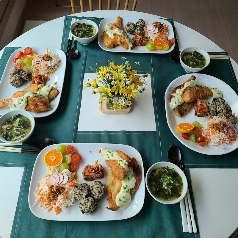 집에서 생선을 냄새없이 바삭하게 구워 먹을 수 있어요. 에어프라이어에 돌리면 맛있는 통생선카츠 완성. 오늘은 경양식스타일로 한접시에 간단히 먹었어요. #에어프라이어요리 #생선튀김 #생선구이 #집밥 #생선카츠