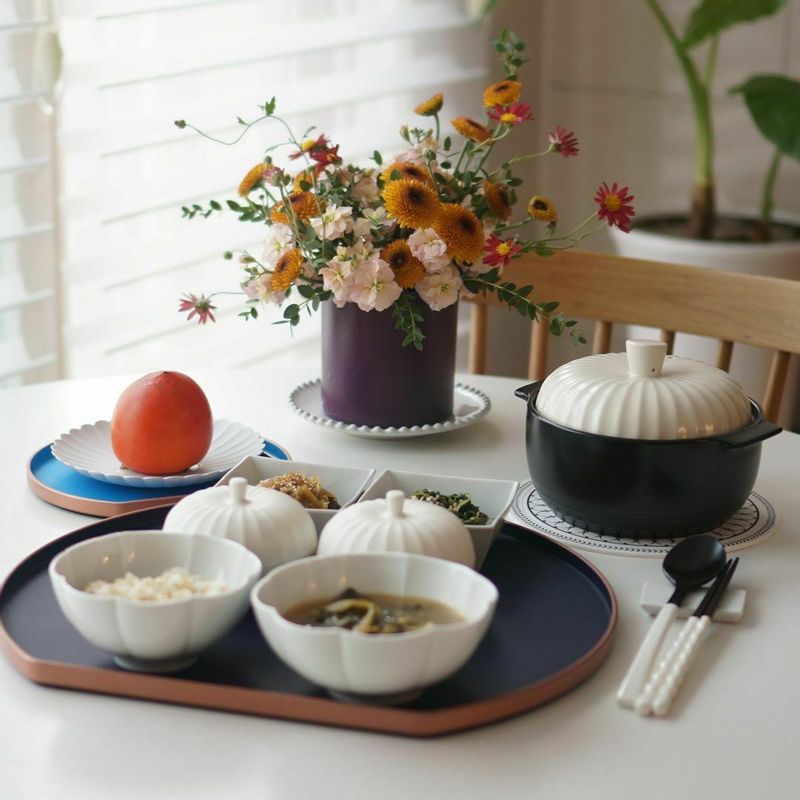 우리의 식탁×광주요 24각의 뚜껑이 24시간을 의미하는 미각설빛내열냄비입니다. 사과형합과 함께 차리니 고급스러움이 한층 돋보이네요. #한식 #플레이팅 #그릇 #내열냄비 #미각설빛내열냄비 #광주요 #집밥 #계란찜