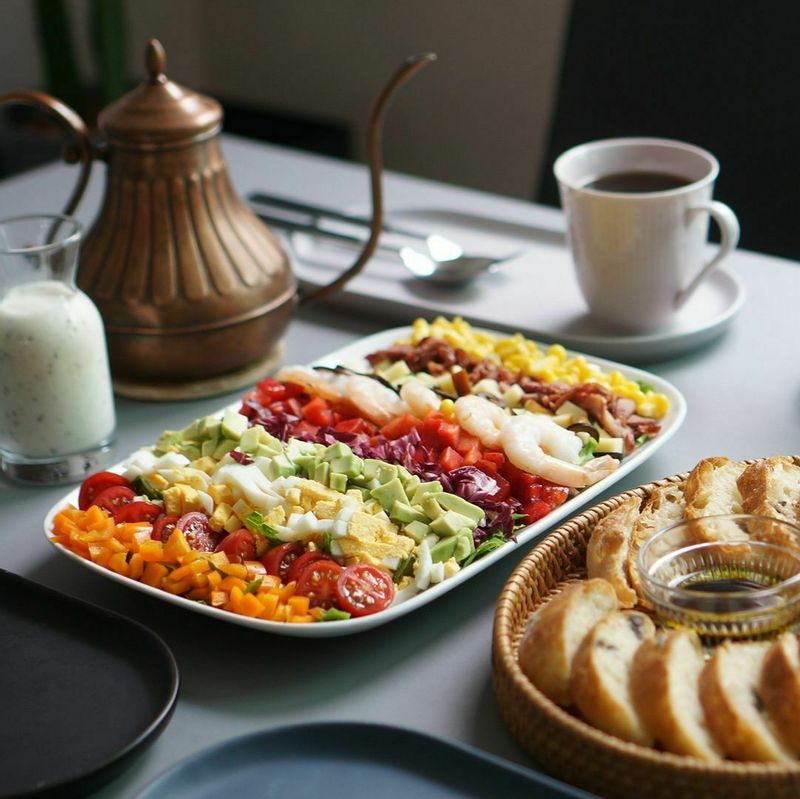 갓 구운 빵 위에 집에 있는 재료 모아 모아 만든 콥샐러드 올려 먹었어요.  요거트소스와 정말 잘 어울려요. 먹기전에 사진 찍어두는 센스^^  #홈까페 #홈브런치 #콥샐러드 #샐러드 #브런치