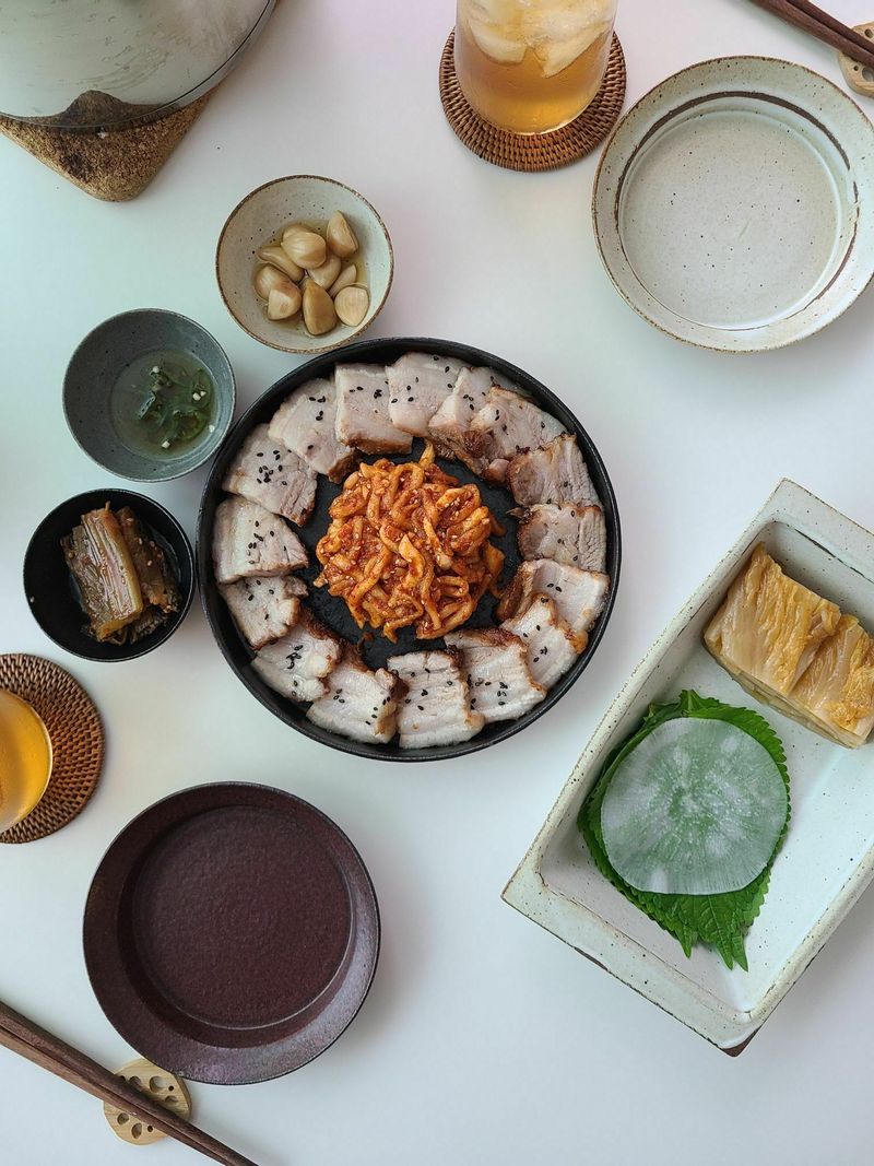 김장철이면 필수로 먹어야 하는 수육!! 김장하고 남은 무는 새콤달콤매콤하게 무쳐 수육과 함께 먹었어요. 묵은지와 깻잎, 무쌈도 함께 싸서 먹으면 돼지고기 잡내도 잡아주고 입이 깔끔해집니다. #김장 #돼지고기요리 #보쌈 #수육