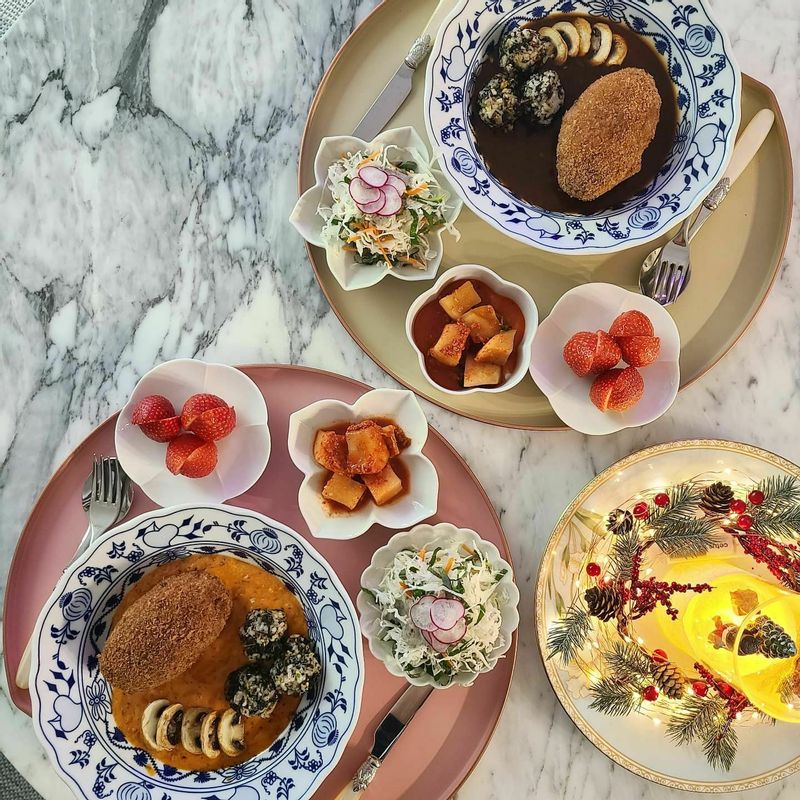 합정동 유명 맛집 나일롱부엌 함박카츠를 집에서도 먹을 수 있네요. 한개도 이렇게 통통한데 해동 후 에어프라이어에 설명서 대로 구웠더니 속까지 따뜻하고 겉은 바삭하고 정말 맛나네요. 치즈패티, 고구마퓨레 필링 패티 둘다 맛있어서 놓칠 수 없어요. 수제소스까지 맘에 쏙 드네요. 집에서도 맛집을 느껴요. #고구마함박카츠 #치즈함박카츠 #함박카츠 #돈까스 #밀키트 #나일롱부엌