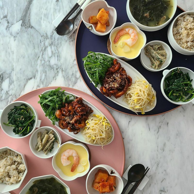 맛집 배송 하남쭈꾸미 집에서도 맛나게 먹어요. 탱글탱글 식감과 양념이 정말 맛나요. 양은 만족할만큼 많아요. 데친 콩나물과 채썬 깻잎과 함께 맛집처럼 잘 차려 먹었어요. #한식 #쭈꾸미 #하남쭈꾸미