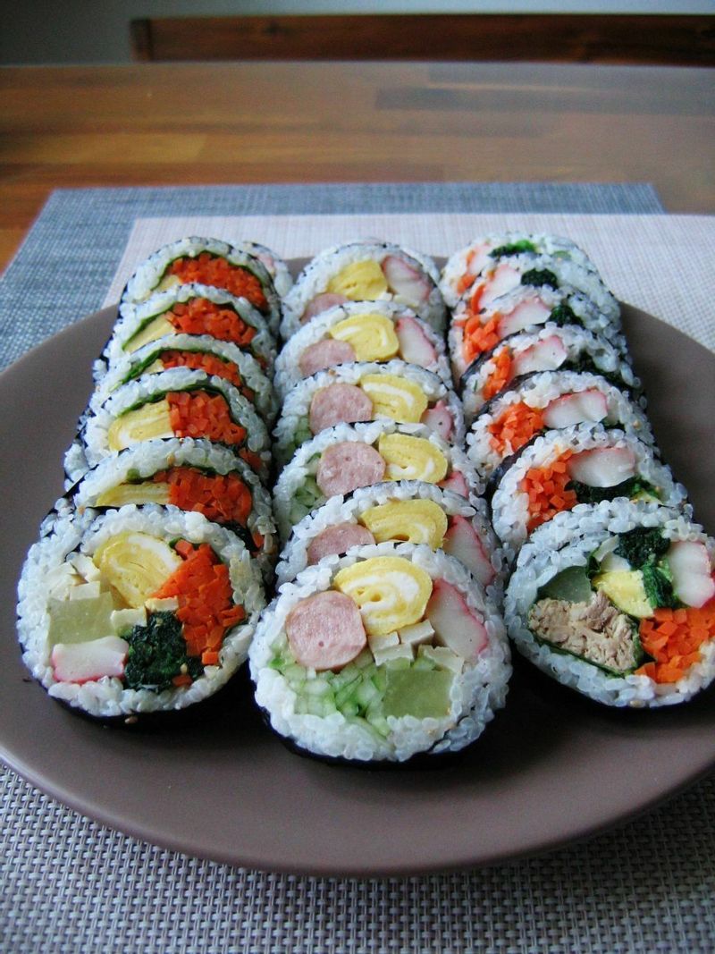 먹고 싶었던 김밥 다 만들어보기 일반김밥 통소시지김밥 참치김밥까지 야무지게 돌돌돌 잘 말아줘~~ ㅎㅎ 집김밥은 왜 그렇게 계속 계속 입에 들어갈까요 ㅋ   #분식 #참치김밥 #소시지김밥 #집김밥 #김밥 #한식