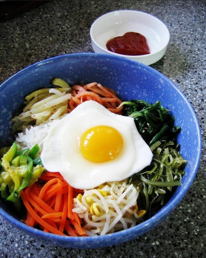 무슨 재료를 넣어도 비벼주면 다 맛있어지는 마법같은 비빔밥. 평소 미역을 즐겨 먹어서 비빔밥에도 미역을 자주 넣는 편이예요~ 미역줄기볶음이나 생미역무침과 함께면 향이 너무 좋아 더 맛나져요~* 비빔밥 한 그릇으로 영양도 건강도 다 챙겨요~ #혼밥 #건강밥상 #집밥 #한식 #비빔밥 #플레이팅