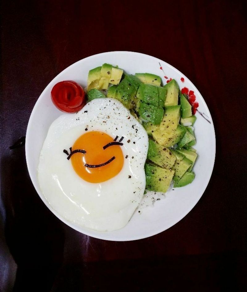 기분 좋아지는 아보카도 덮밥. 많이 웃는 하루 되세요~~*   #혼밥 #아보카도덮밥 #덮밥 #건강밥상