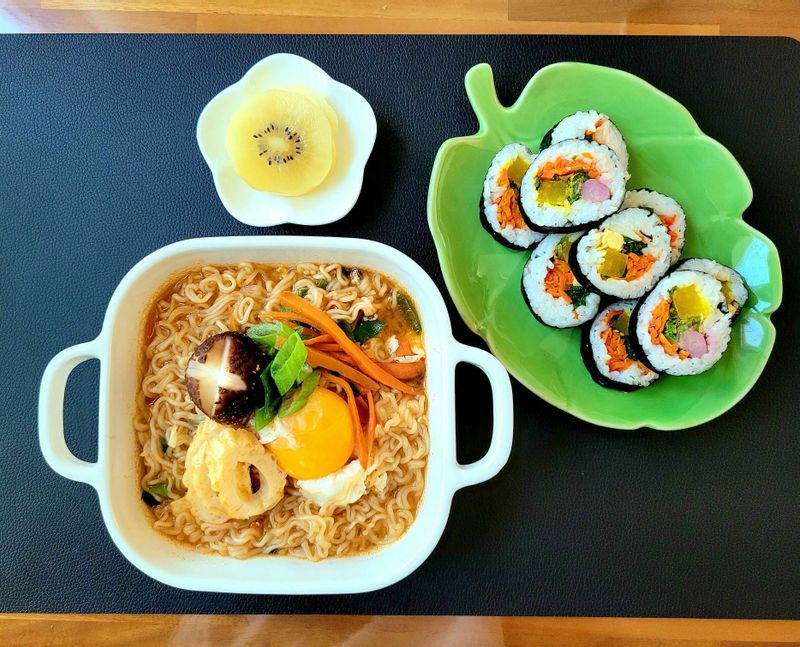 김밥은 라면과 함께면 최고궁합이죠~^-^ 건면을 써서 더 건강하게 끓여 봤어요~*   #김밥 #라면 #분식