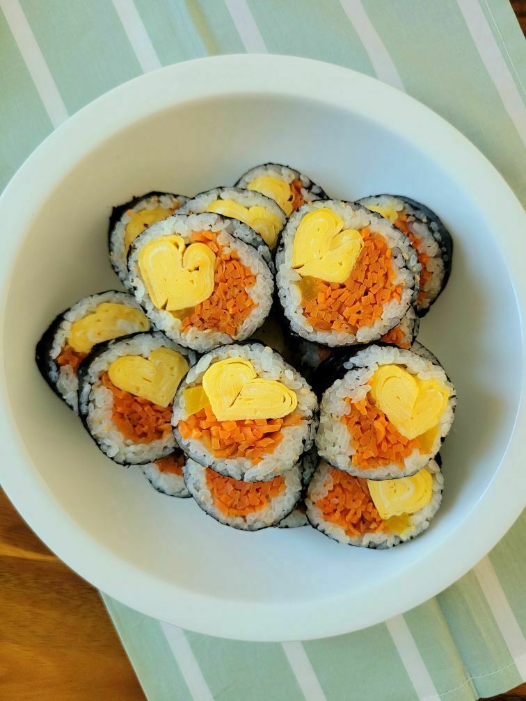 우리의 식탁보면서 만들어 보고 싶었던 당근김밥~ 생각보다 계란이 크게 되서 ;;  당근김밥인지 계란김밥인지ㅎㅎㅎ 다음엔 당근을 진짜 더 많이 가득가득 넣어야겠어요~~  당근을 좋아하다보니 달큰한 당근과 두툼 계란 조합이 꽤나 좋아요~~~ 담백하니~계속 손이 가네요~~~*   #별미김밥 #분식 #김밥 #당근김밥 #우리의식탁레시피
