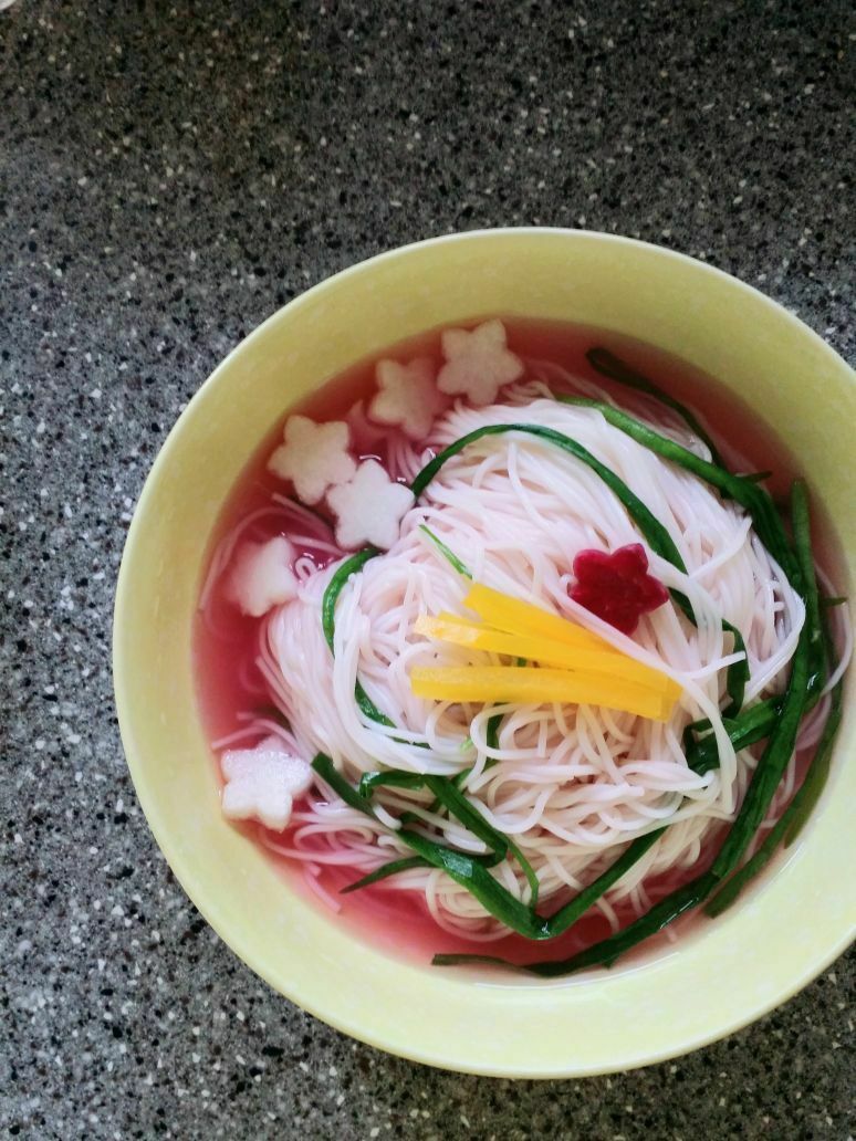 비트넣고 핑크나박김치 담궈서  맛나게 숙성 후 국수도 말아먹었어요~  나박김치국수~~ 쨍한 국수 맛도 좋고  색 덕분에 기분이 핑크핑크하네요~!!   #한그릇요리 #나박김치 #한식 #나박김치국수