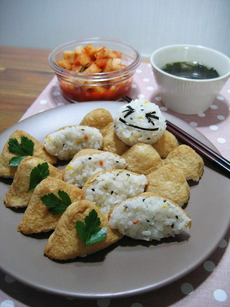 간단하지만 맛있는 유부초밥 혼밥도 맛있게 먹어요~* 소고기미역국과 깍뚜기도 함께~! #혼밥 #유부초밥 #깍뚜기 #소고기미역국 #한식