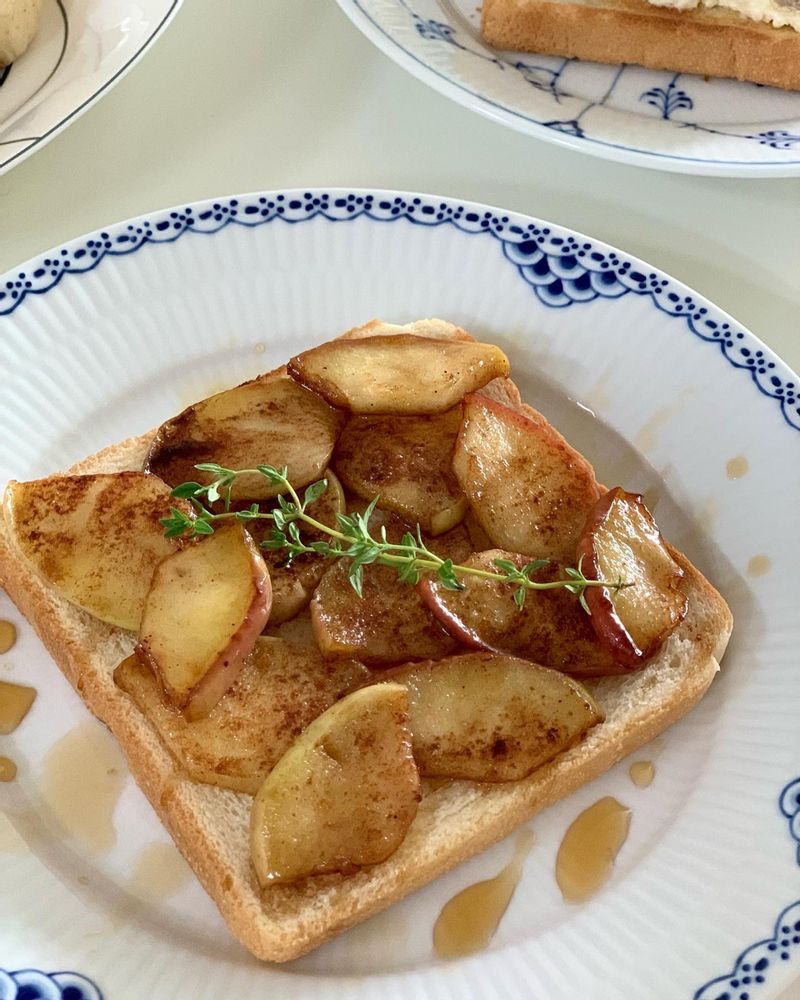 시나몬에 사과를 졸여 만든 오픈토스트예요. #오픈토스트 #애플시나몬토스트