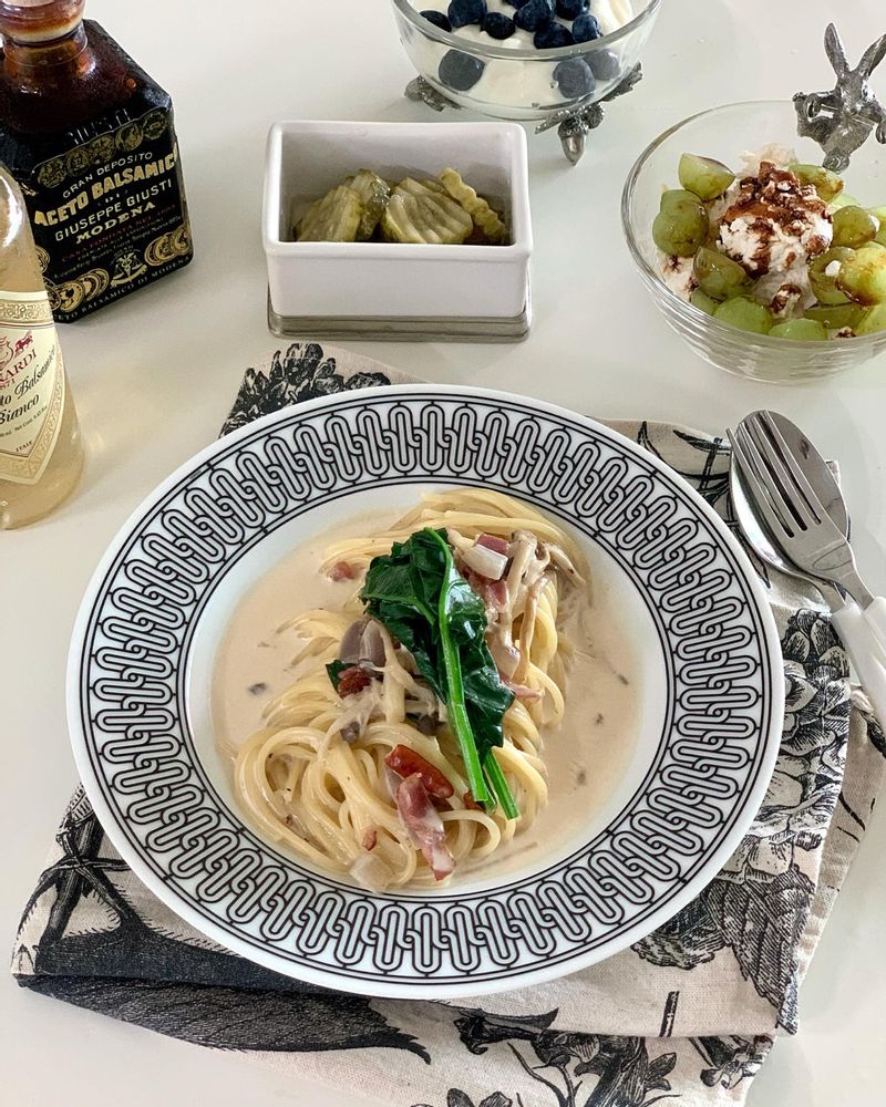 베이컨과 양송이버섯, 시금치를 넣은 크림파스타예요. 언제 먹어도 너무 맛있죠🤍   #까르보나라 #파스타 #크림파스타 #베이컨시금치파스타 #요리 #온더테이블 #에르메스파스타접시 #코지타벨리니 #컷코커트러리