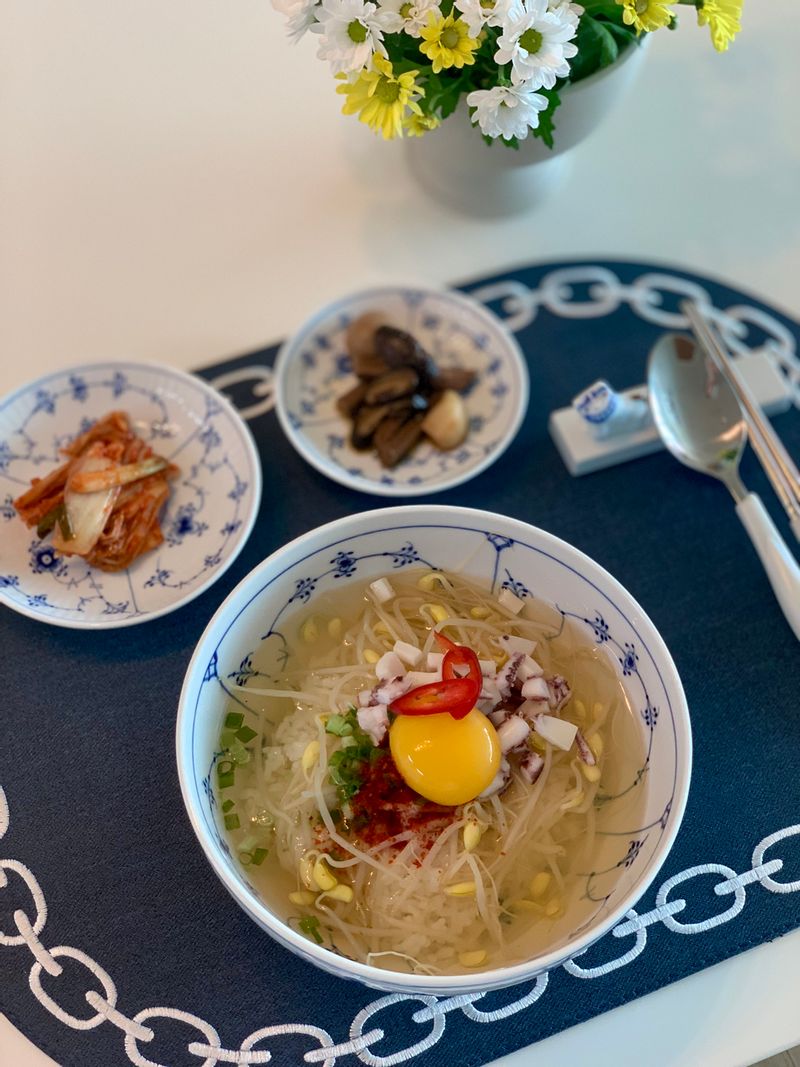 시원한 국물이 생각나서 콩나물해장국 끓였어요. 육수를 칼칼하게 냈더니 더욱 시원하네요.   #콩나물해장국 #요리 #한식 #온더테이블 #로얄코펜하겐 #아르테펠레매트 #컷코커트러리 #문도방수저받침