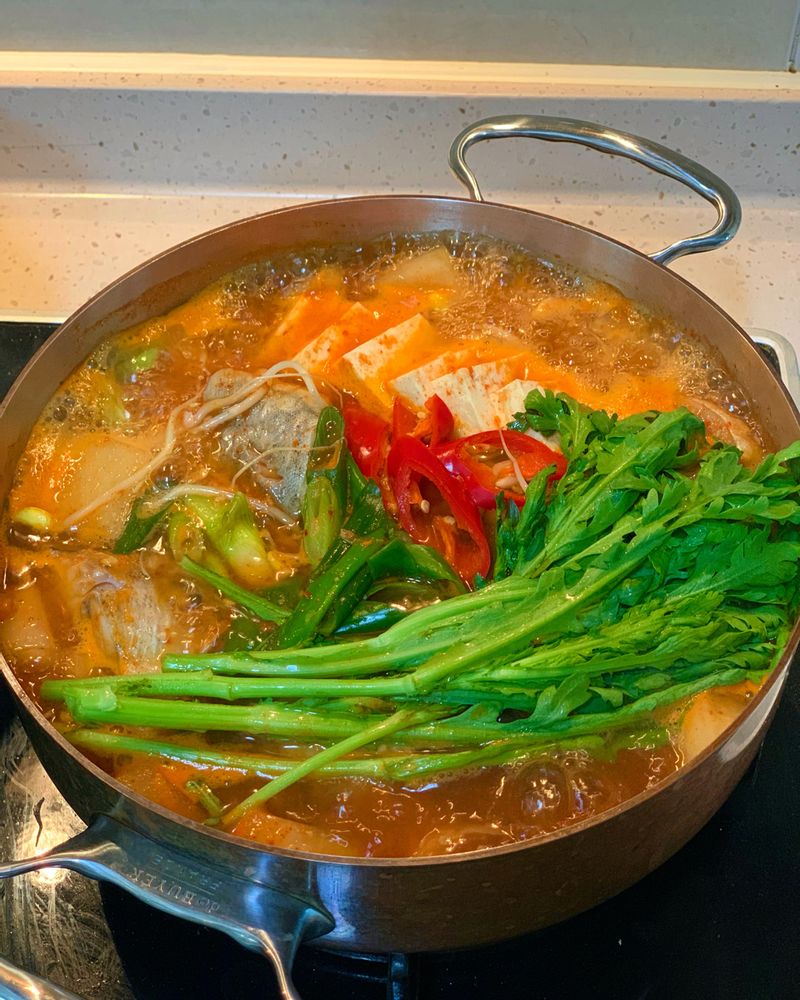 찬바람이 부는 쌀쌀한 날씨에 뜨끈하고 얼큰한 국물이 땡기시죠? 시원한 동태찌개 어떠세요? 다른반찬 필요없어요!^^  #동태찌개 #한식 #국물요리 #요리 #온더테이블 #드부이에