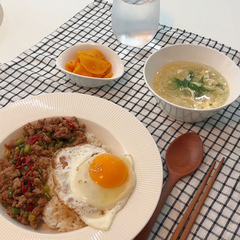 음식점에서 먹었던 마늘종 덮밥을 집에서 직접 해봤는데 한 그릇 뚝딱 밥도둑이 여기있었네요 😝 두반장은 필수!! 계란후라이는 덤 🧐 #저녁메뉴 #집밥 #온더테이블 #마늘종덮밥