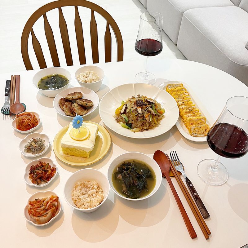 첫 생일상을 차려봤어요! 상다리 뿌러지게 차리시는 분들 보면 얼마나 고수인지,,,(요린이라 부럽네요)   원팬잡채 따라해보니 설거지도 줄고 너무 맛난 잡채 완성했습니다 :) 시간 절약에 짱!!! 👍🏻  #생일상 #요린이 #미역국 #원팬잡채 #집밥 #온더테이블