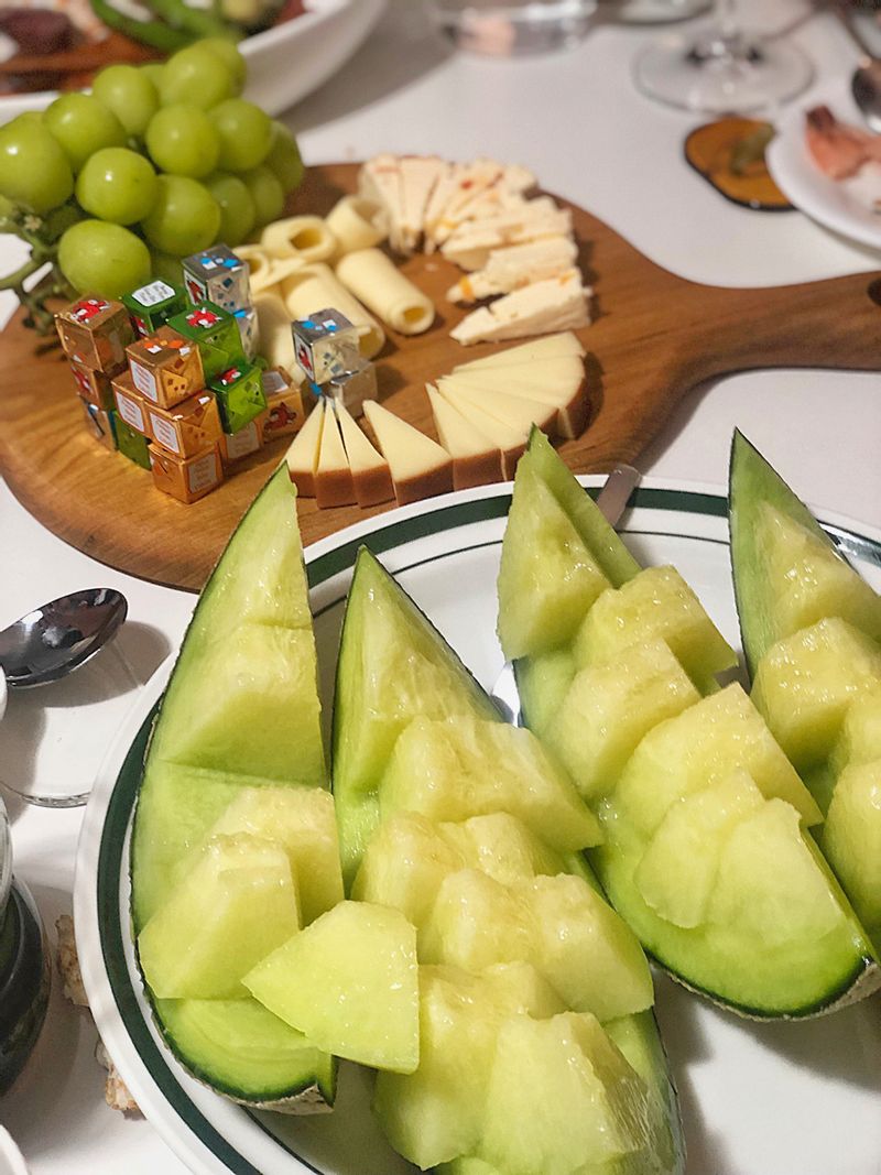 와인 안주로 메론, 샤인머스켓 그리고 고다치즈, 스모크드치즈면 한 병 순삭아니겠어요? 🍷😵💫  #와인안주 #치즈플래터