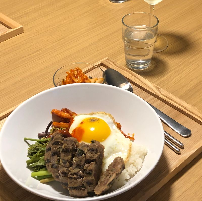 집에 남은 제철 재료와 냉동 간편식 떡갈비 휘리릭 돌려서 후루룩 먹을 수 있는 비빔밥 한 공기 순식간에 뚝 딱 해치웠어요 🍷👍🏻   #비빔밥 #한식 #온더테이블 #간단한요리 #저녁메뉴