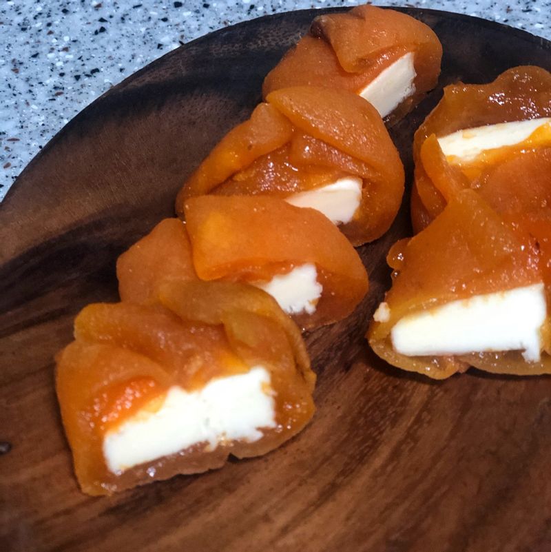 와인 바에서 우연히 먹어 본 안주였는데 우리의식탁 레시피 참고해서 만들어봤어요 😍 먹기 전에 냉장실에 잘 두었다가 썰어야 예쁘게 썰리더라구요 참고참고~~~!! #와인안주 #곶감치즈말이 #온더테이블 #안주메뉴 #곶감 #치즈요리